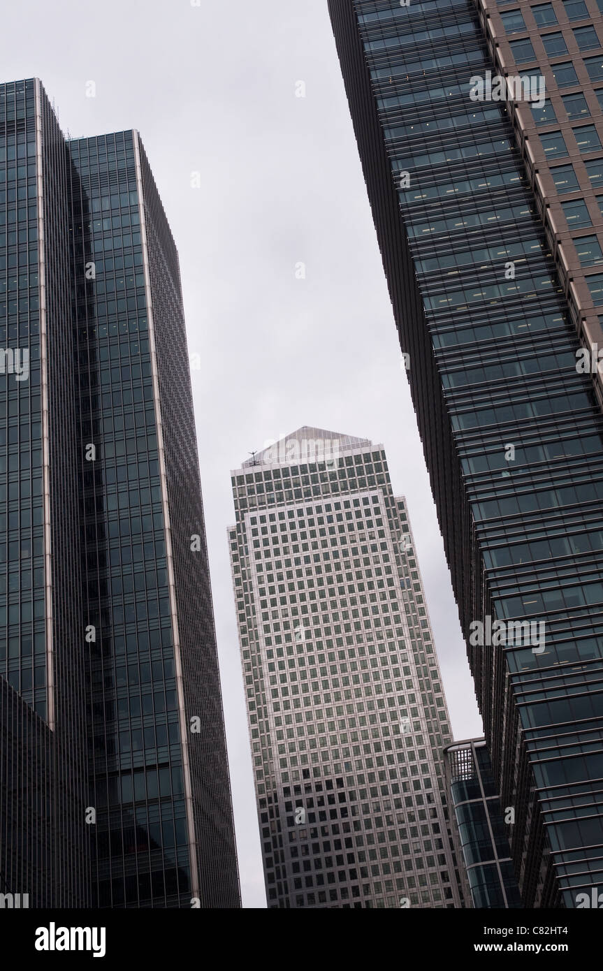 Una vista di One Canada Square, guardando attraverso uno spazio tra il Canary Wharf grattacieli di Londra, Regno Unito. Foto Stock