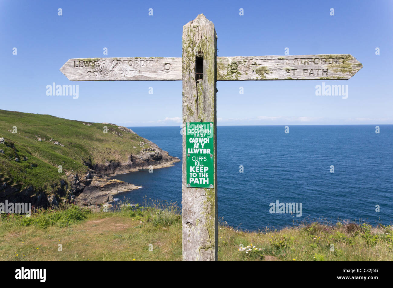 Sentiero segno Il Pembrokeshire Coast Path vicino a St David's Head Foto Stock