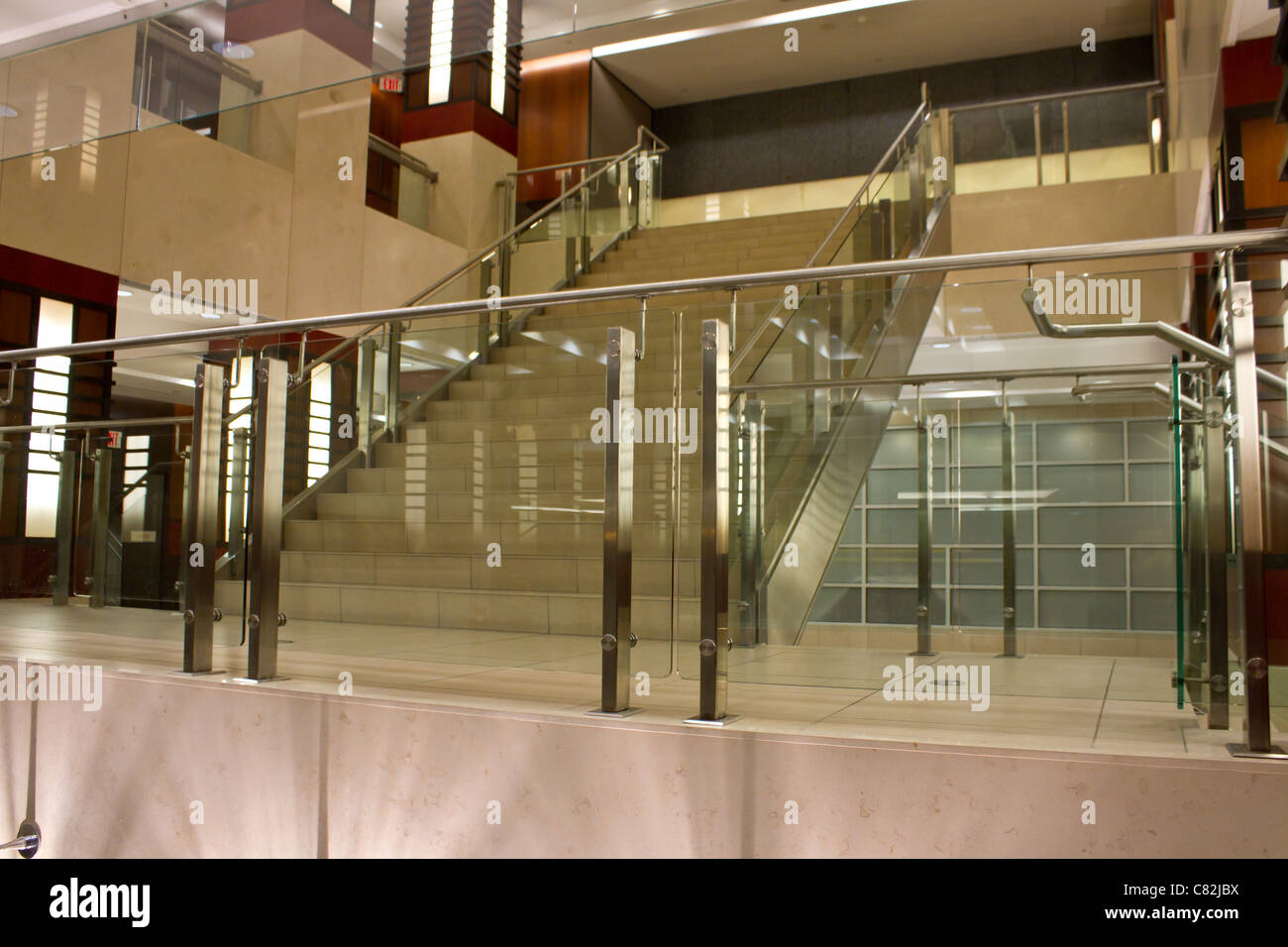 Edificio moderno di vetro la lobby in acciaio inox Foto Stock