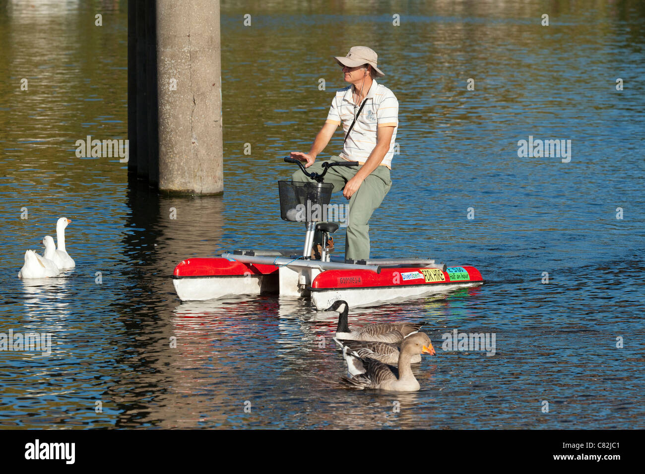 Human Powered catamarano barca sul Fiume Great Ouse a Ely, Regno Unito Foto Stock