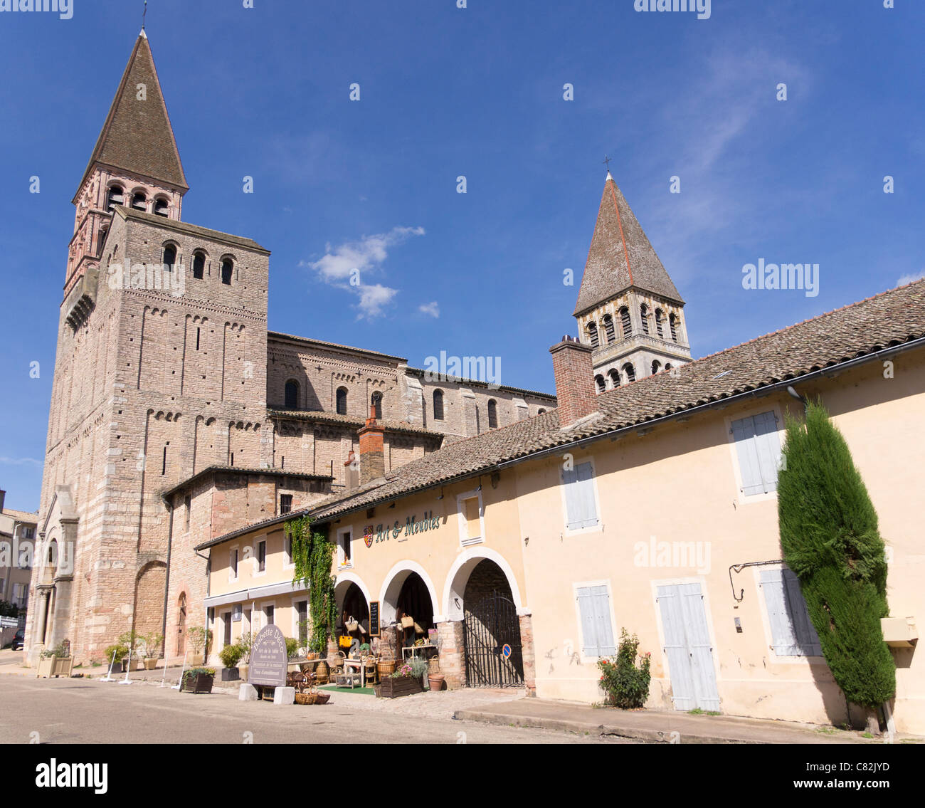 Abbazia di Saint Philibert in riverside città di Tournus, Borgogna Foto Stock