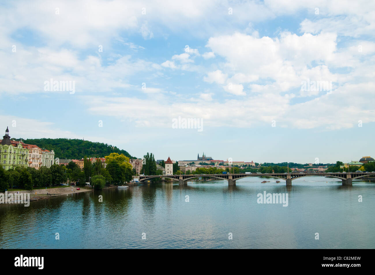 Bella Praga ponti e banchine - vista dal fiume Vltava Foto Stock