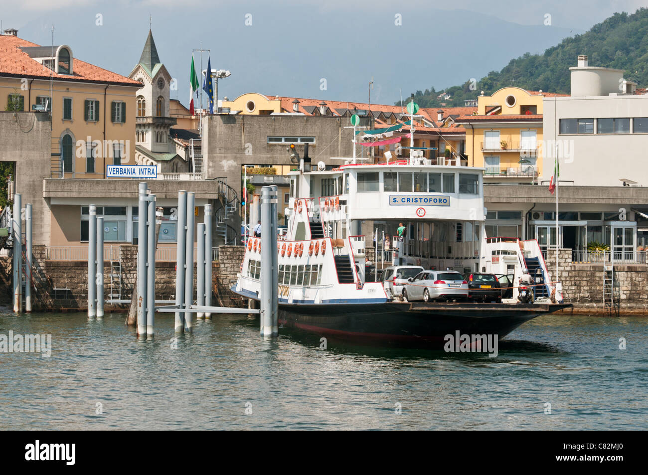 Traghetto per auto attraccata a Intra Lago Maggiore Foto Stock
