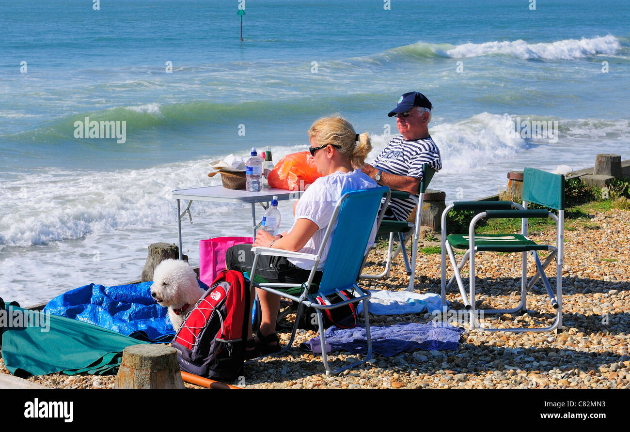 Le coppie si rilassano sulla spiaggia di West Wittering ‘il giorno più caldo dell'anno’ - sorprendentemente su Autumns 1 ottobre 2011 - West Sussex, Inghilterra, Regno Unito Foto Stock