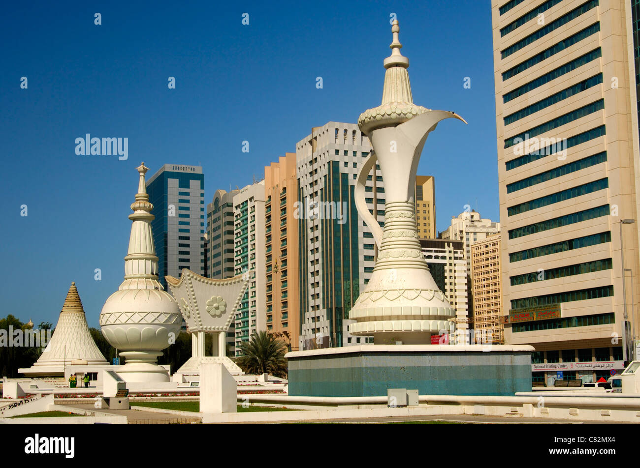 Sculture giganti come simboli di tradizione araba e ospitalità sulla piazza Ittihad, Abu Dhabi, Emirati Arabi Uniti Foto Stock