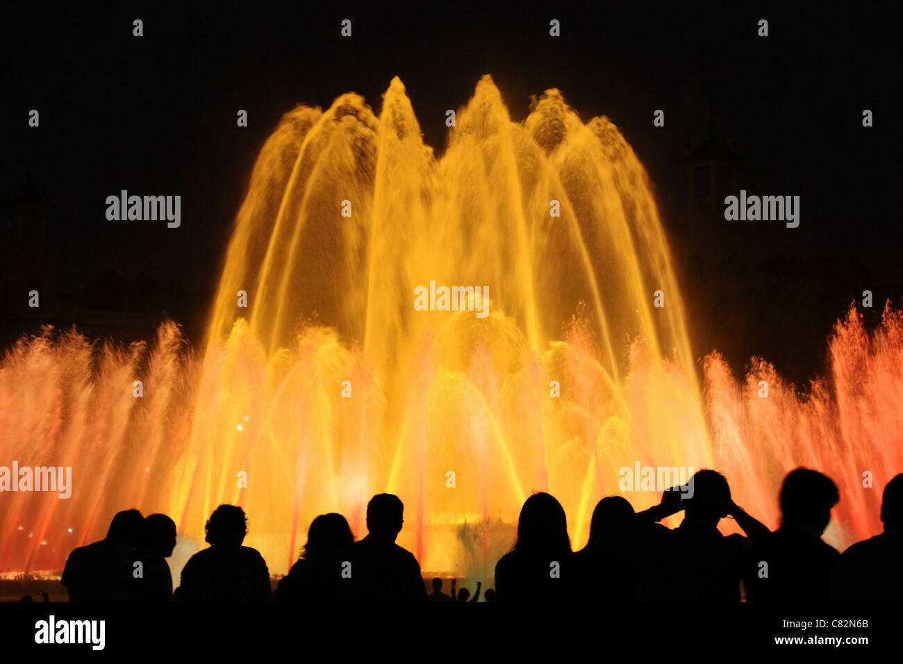Silhouette di persone vicino alla fontana magica, Barcellona, Spagna Foto Stock