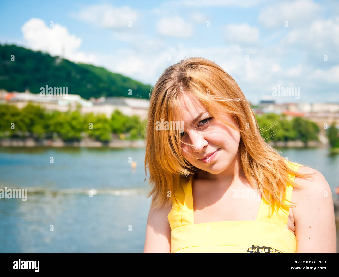 Ritratto di un solitario giovane donna outdoor sul ponte Foto Stock
