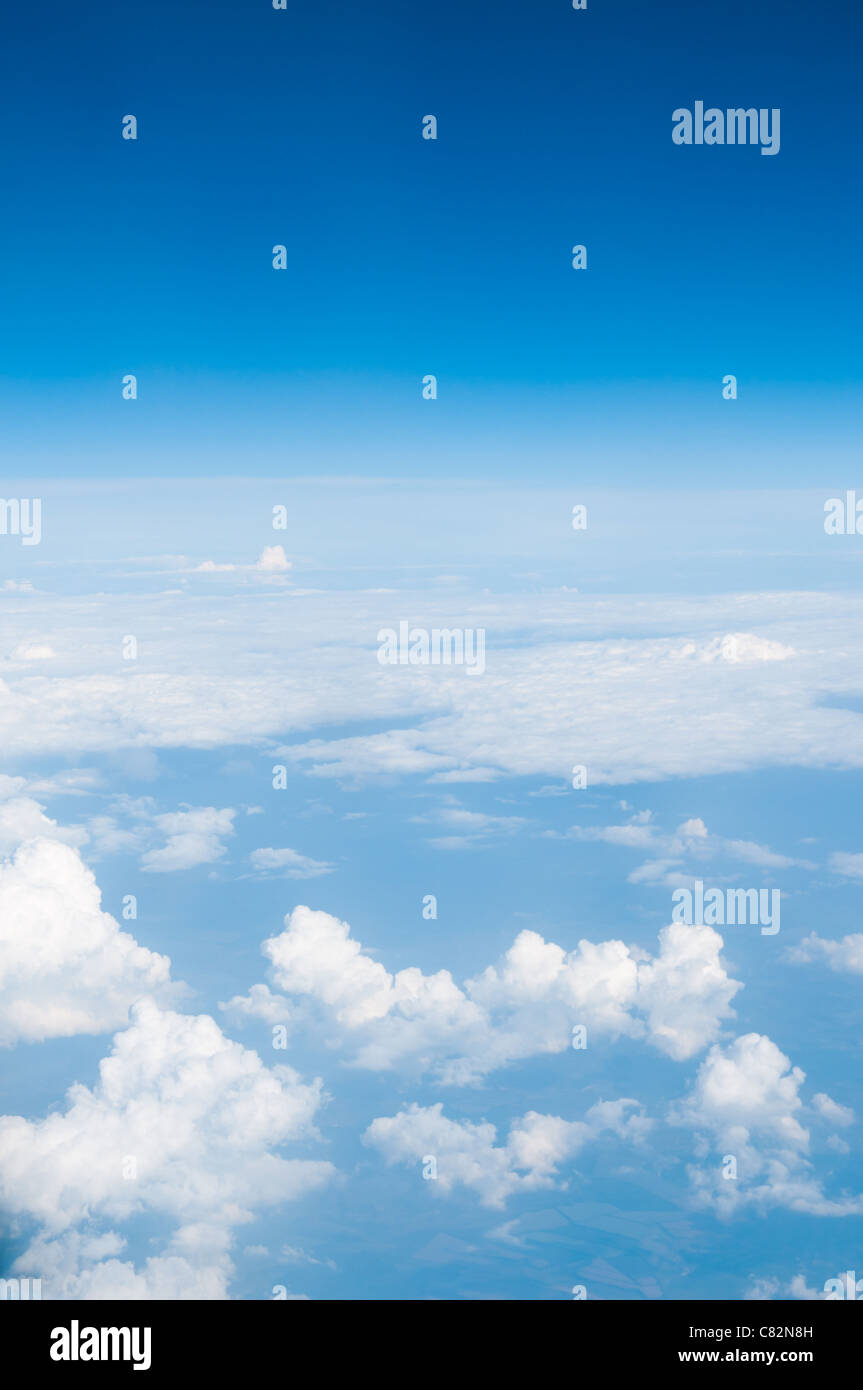 Cielo blu sopra le nuvole. Foto Stock