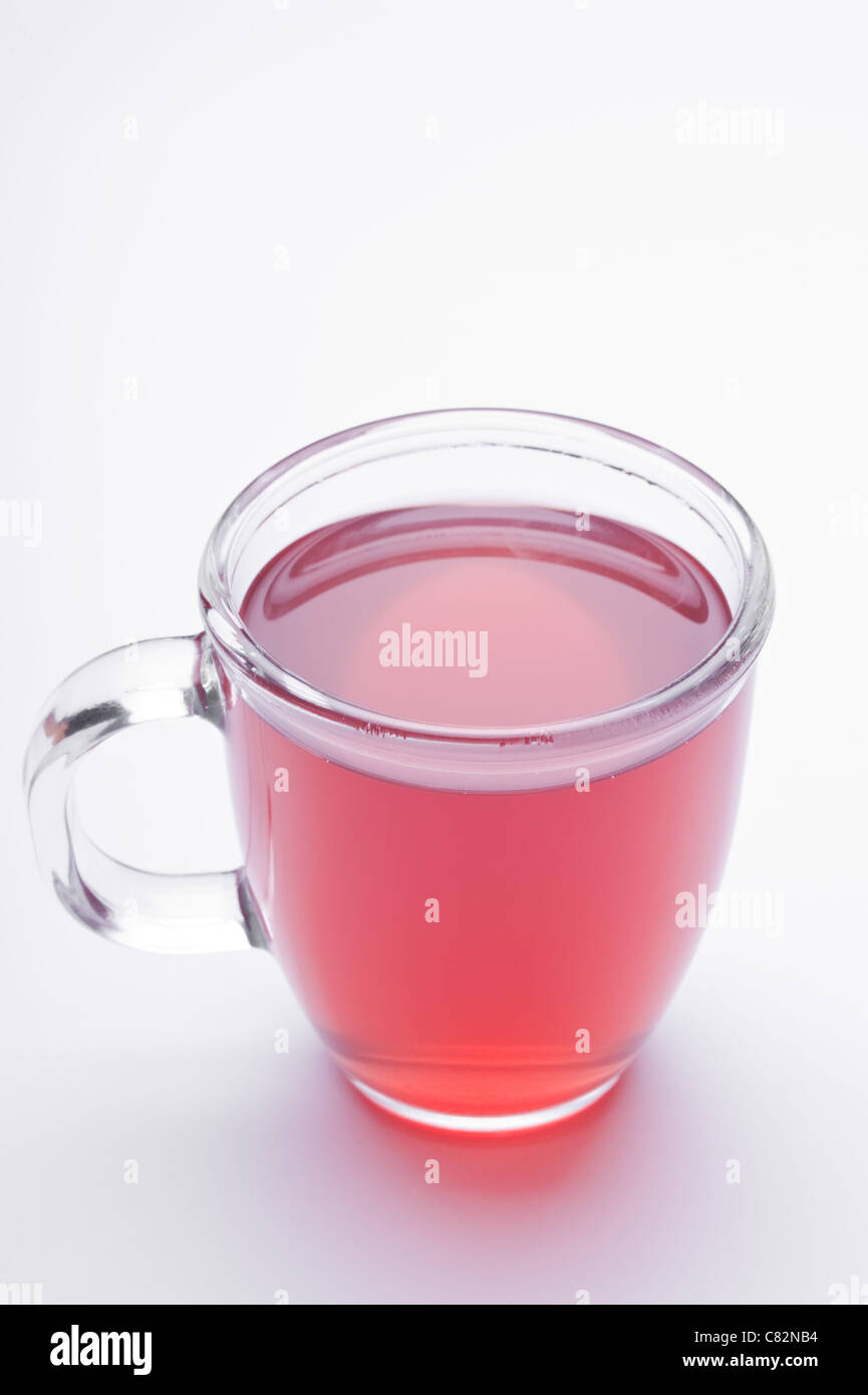 Una tazza di tè alle erbe su sfondo bianco Foto Stock
