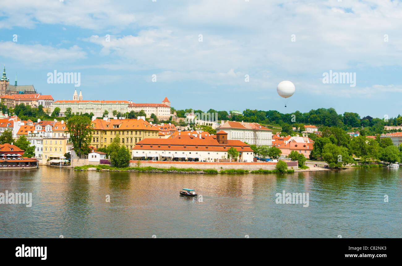 La vista su estate sopra Praga Fiume Vltava Foto Stock