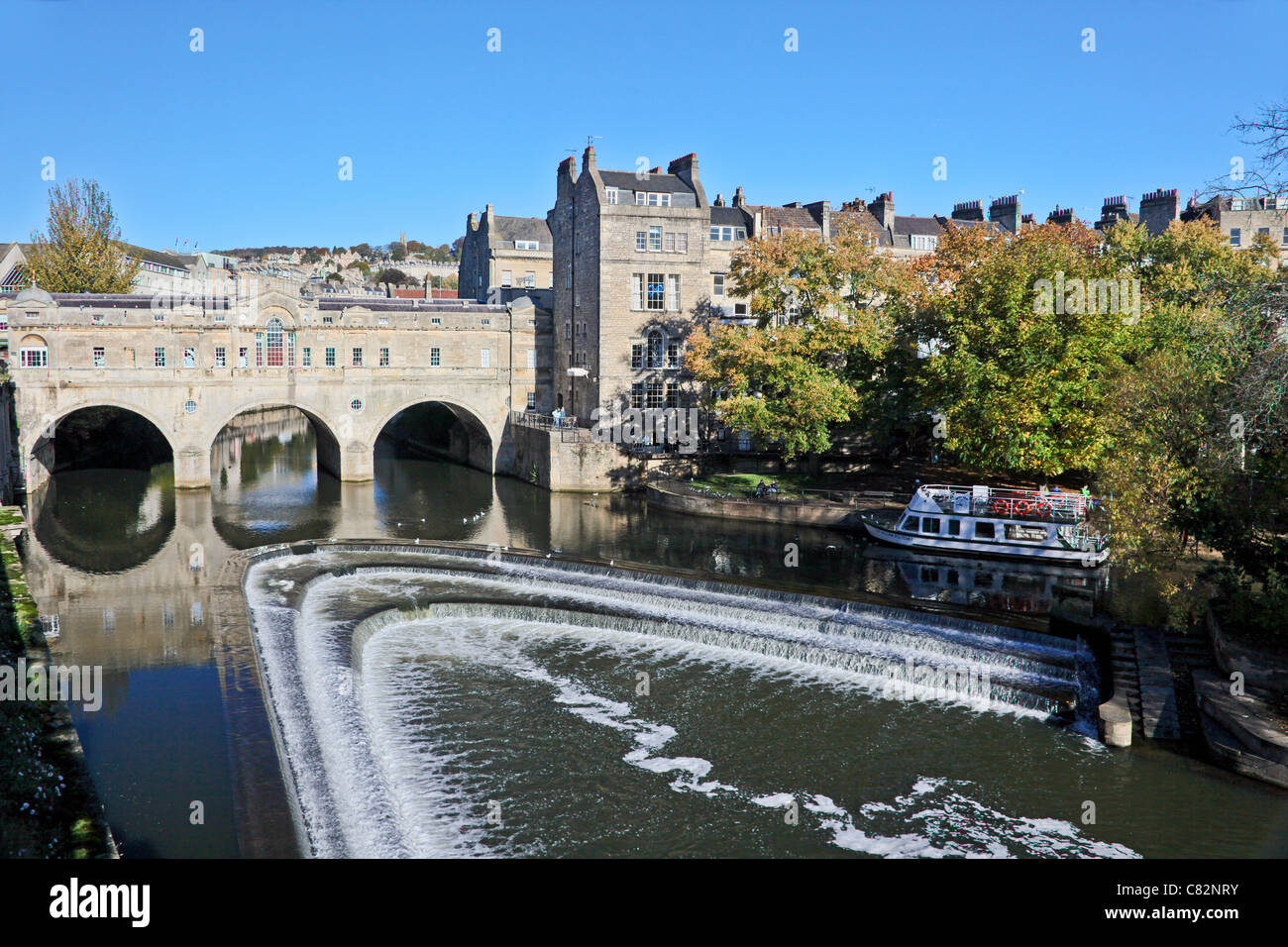 Pulteney Bridge e Weir sul fiume Avon, bagno, N.E. Il Somerset, Inghilterra, Regno Unito Foto Stock