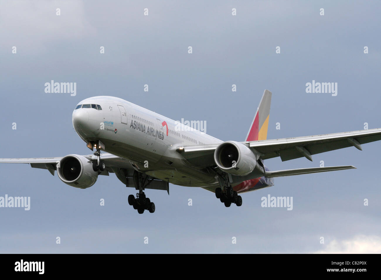 Asiana Airlines Boeing 777-200 ER sulla rotta di avvicinamento Foto Stock