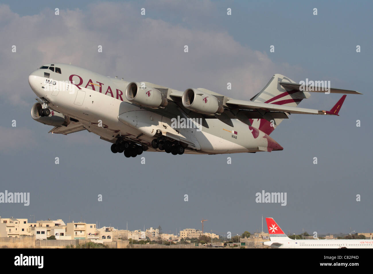 Qatar Emiri Air Force Boeing C-17A Globemaster III aerei da trasporto pesanti militari a reazione in partenza Foto Stock