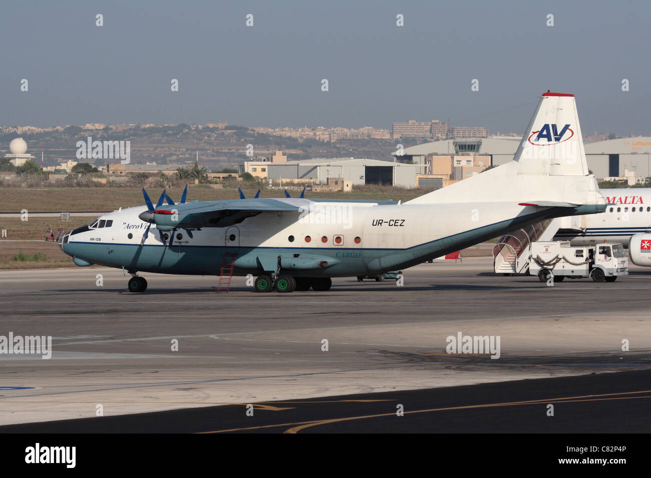 Aerovis Airlines Antonov An-12 cargo aereo parcheggiato sulla rampa di airport Foto Stock