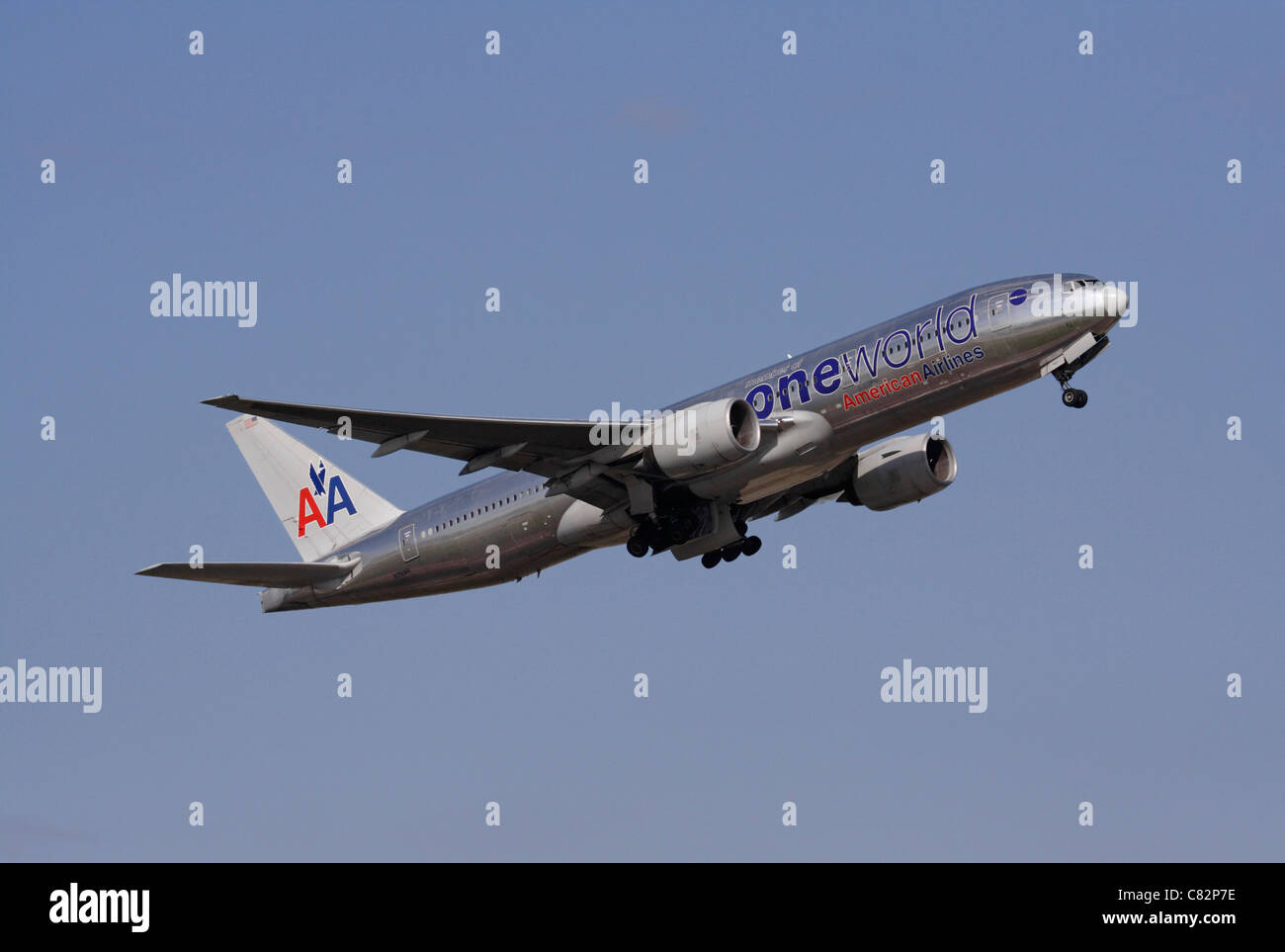 American Airlines Boeing 777-200 ER con titoli di oneworld Foto Stock