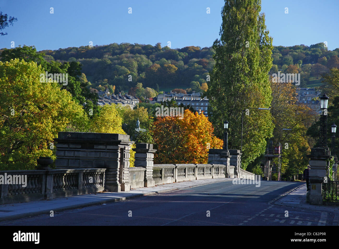 Colore di autunno a fianco nord ponte sopra il fiume Avon a Bath, N.E. Il Somerset, Inghilterra, Regno Unito Foto Stock
