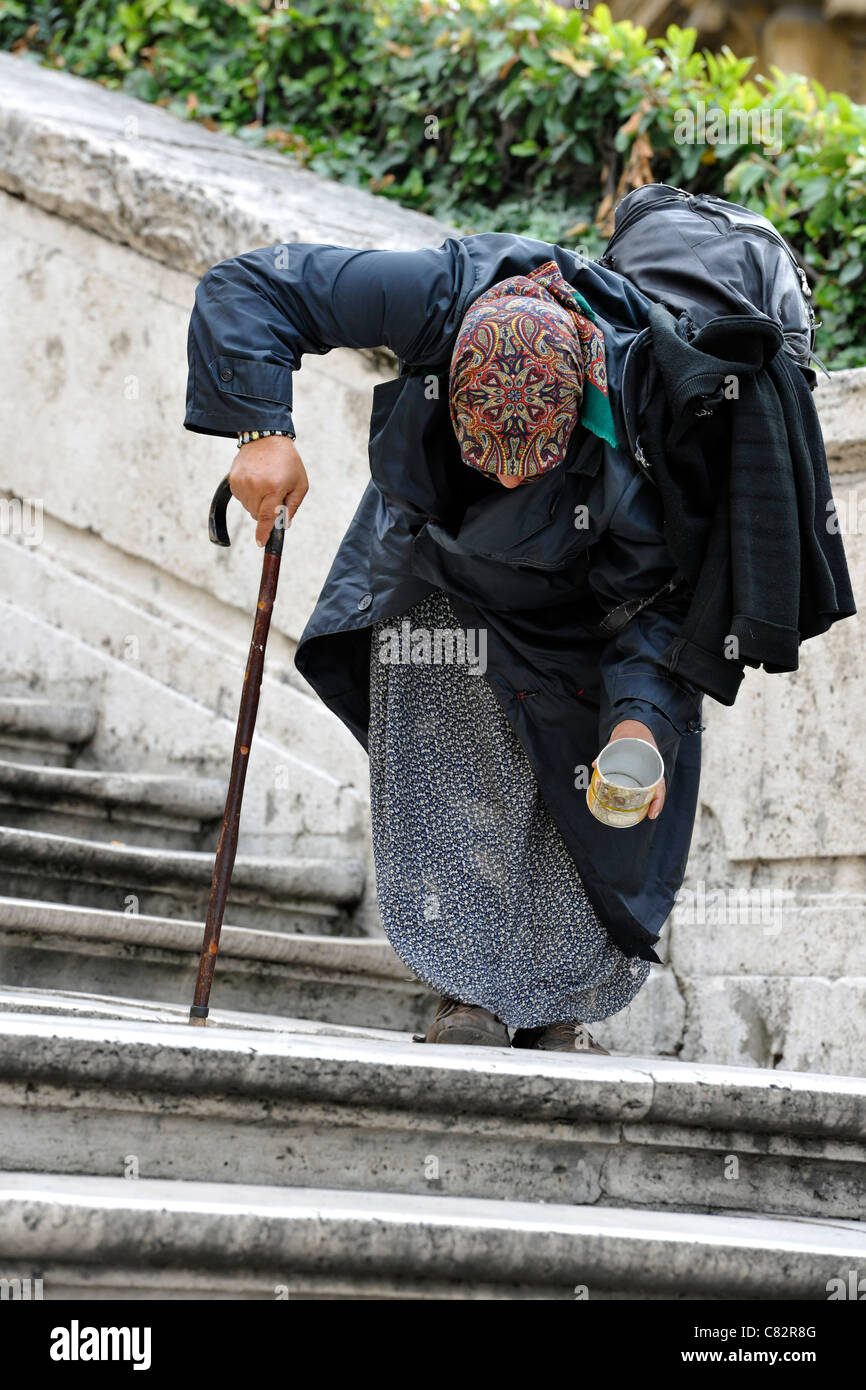 Old Lady mendicando per la strada , Roma Centro, Roma, Italia. Foto Stock