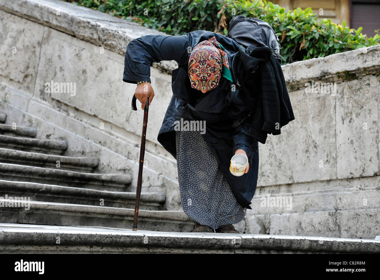 Old Lady mendicando per la strada , Roma Centro, Roma, Italia. Foto Stock