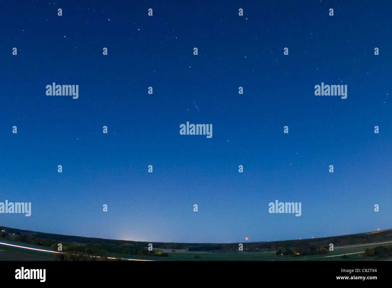 Draconid nel Draconids Meteor doccia, appena sotto il Big Dipper star costellazione, Svezia. Foto Stock