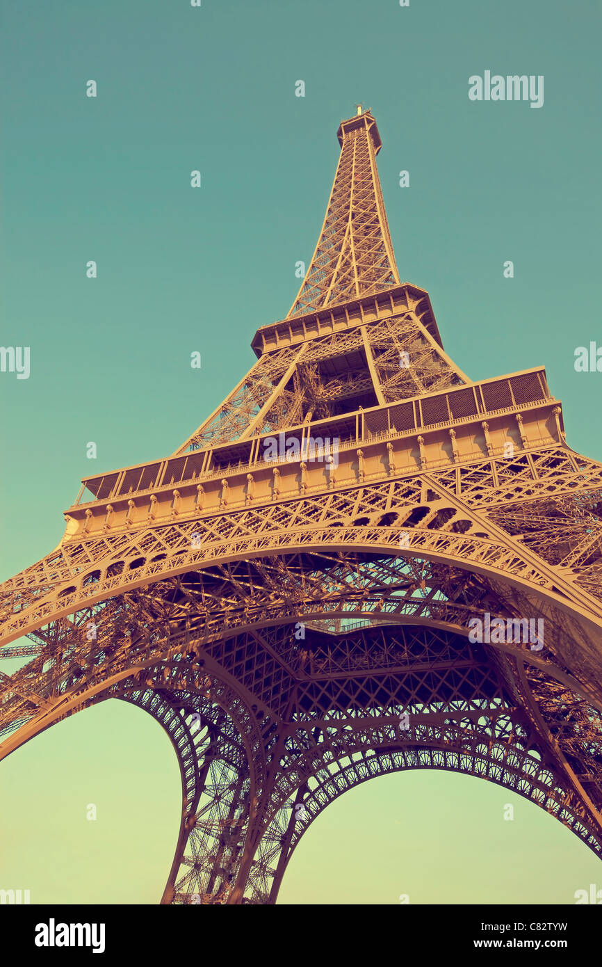 Torre Eiffel fotografato in stile vintage da sotto Foto Stock