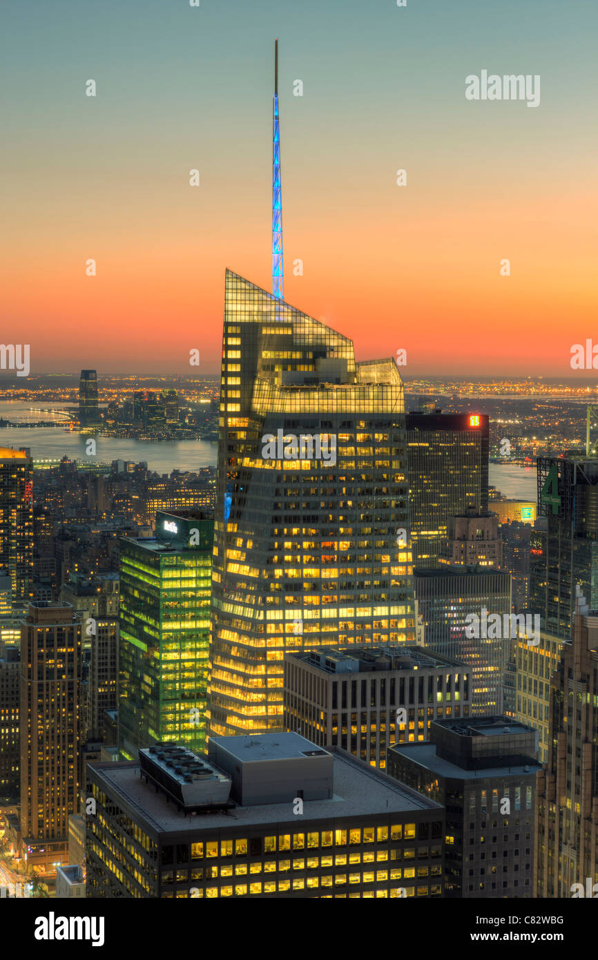 La vista dalla cima della Roccia tra cui la Bank of America Tower e altri grattacieli di Manhattan al crepuscolo in New York City. Foto Stock