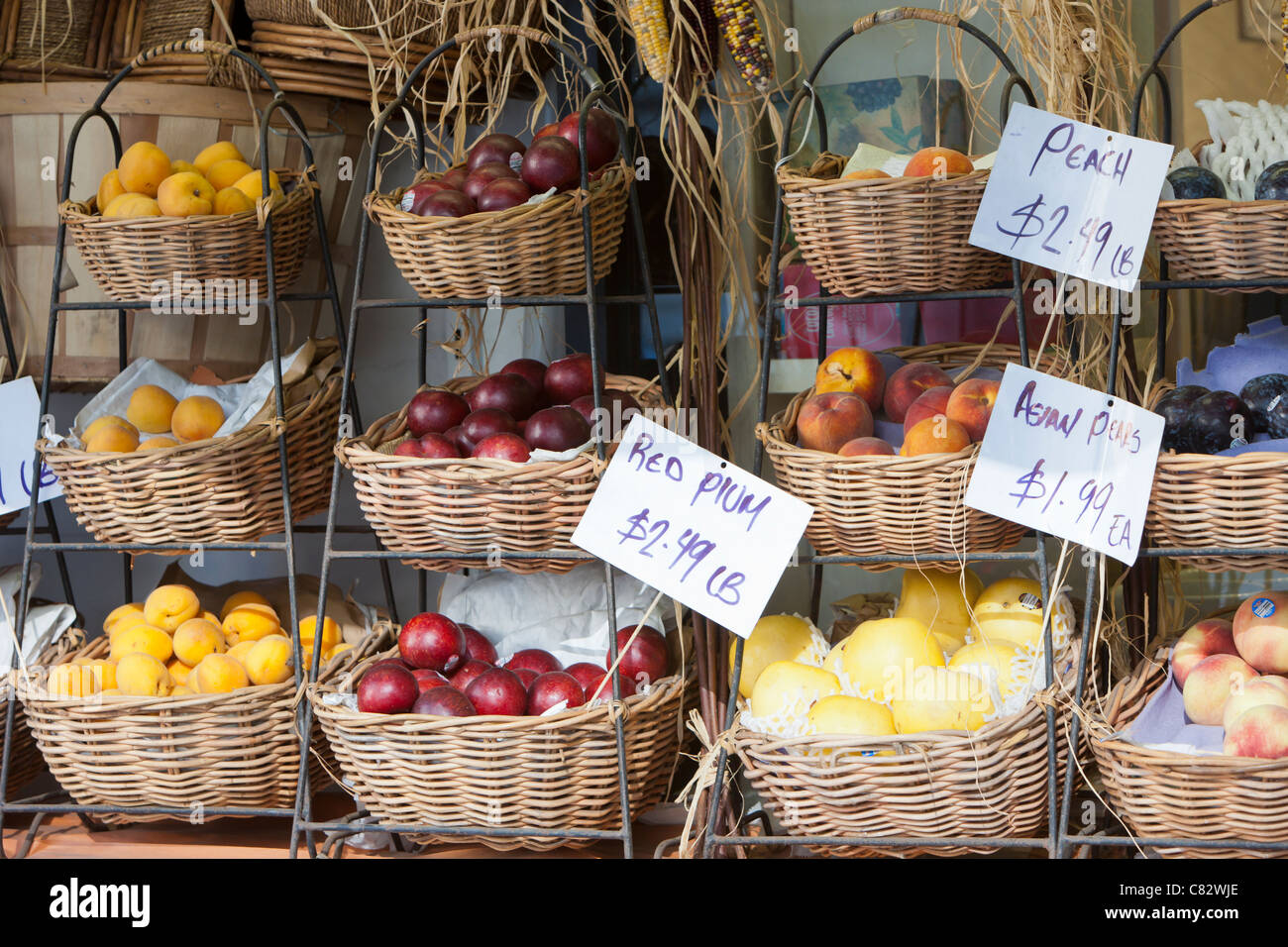 La frutta in vendita nella parte anteriore di un piccolo negozio di alimentari in New York City. Foto Stock