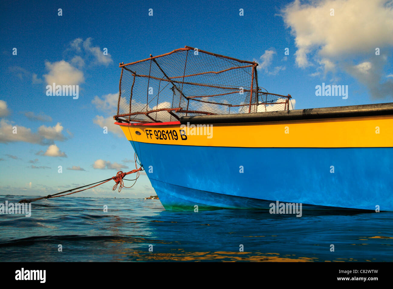 Una tipica barca in La Tartane, un villaggio di pescatori in La Caravelle in Martinica, isola dei Caraibi. Foto Stock