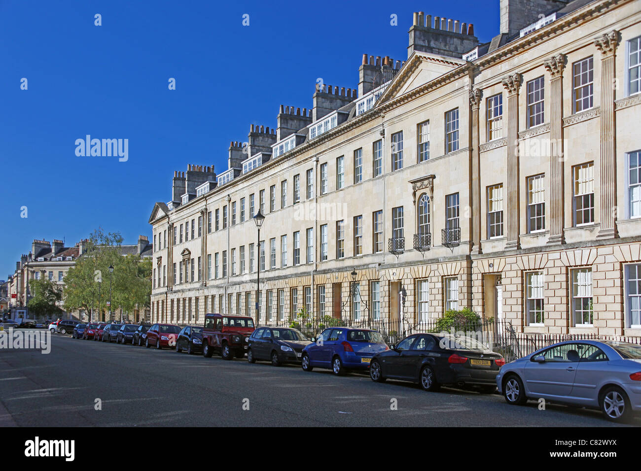 In autunno il sole sulle terrazze Georgiane in Great Pulteney Street, Bath, N.E. Il Somerset, Inghilterra, Regno Unito Foto Stock