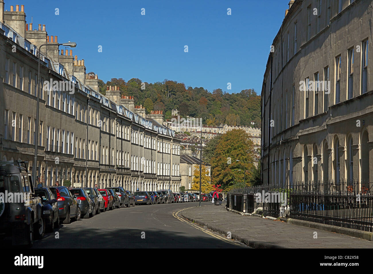 In autunno il sole sulle terrazze Georgiane in Henrietta Street, Bath, N.E. Il Somerset, Inghilterra, Regno Unito Foto Stock