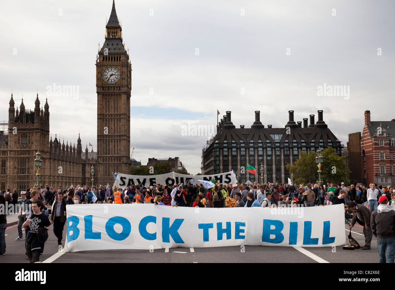 Regno Unito intonso arrestare il Westminster Bridge, Londra in una protesta / dimostrazione per bloccare il NHS bill. Foto Stock