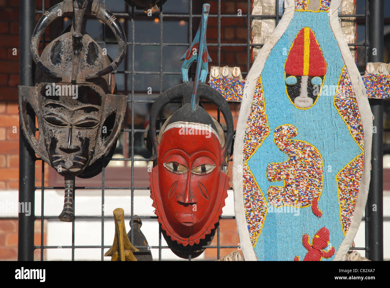 Le maschere africane e scudo bordato, V&A Waterfront, Città del Capo, Western Cape, Sud Africa Foto Stock