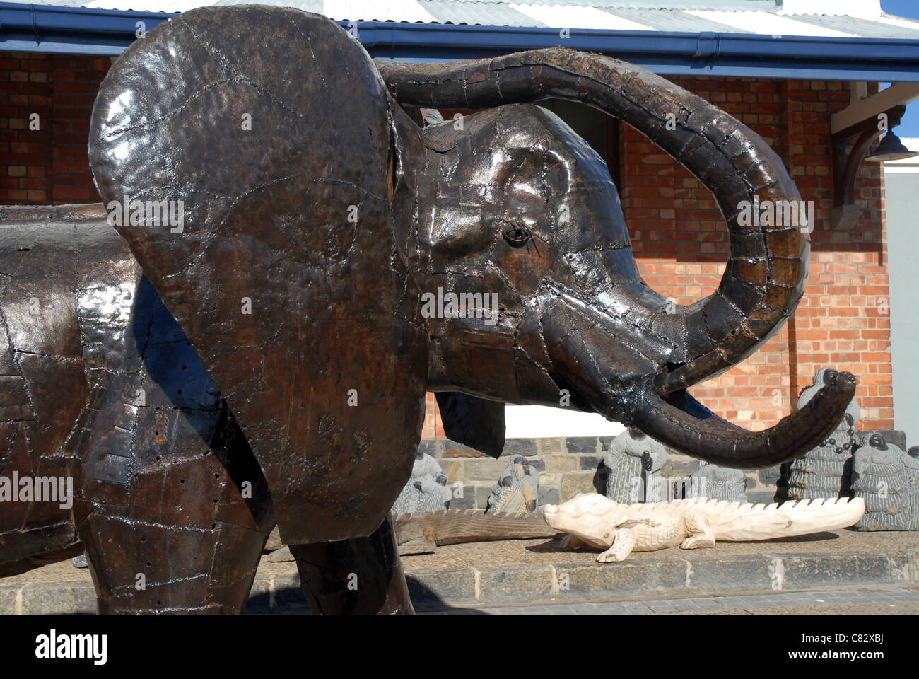 Elefante scolpito sul display al di fuori di un negozio, V&A Waterfront, Città del Capo, Western Cape, Sud Africa Foto Stock