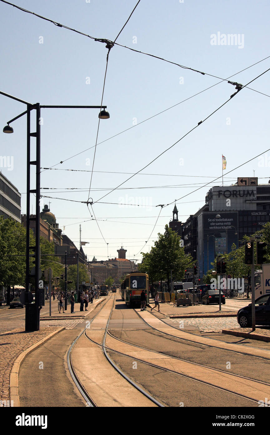 Scena di strada con una fermata del tram e a cavi sospesi, Helsinki, Finlandia Foto Stock