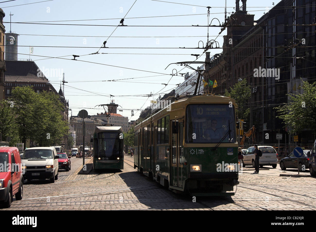 Busto scena di strada con una fermata del tram e il traffico, Helsinki, Finlandia Foto Stock