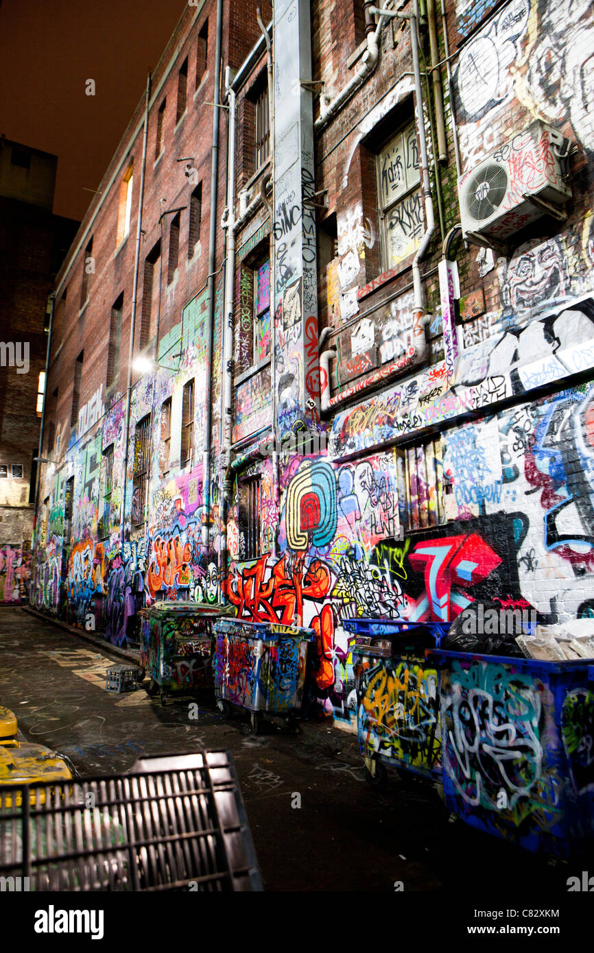 Graffiti copre le pareti sulle strade in più di una moderna forma di arte piuttosto che un segno di atti di vandalismo a Melbourne, Australia. Foto Stock