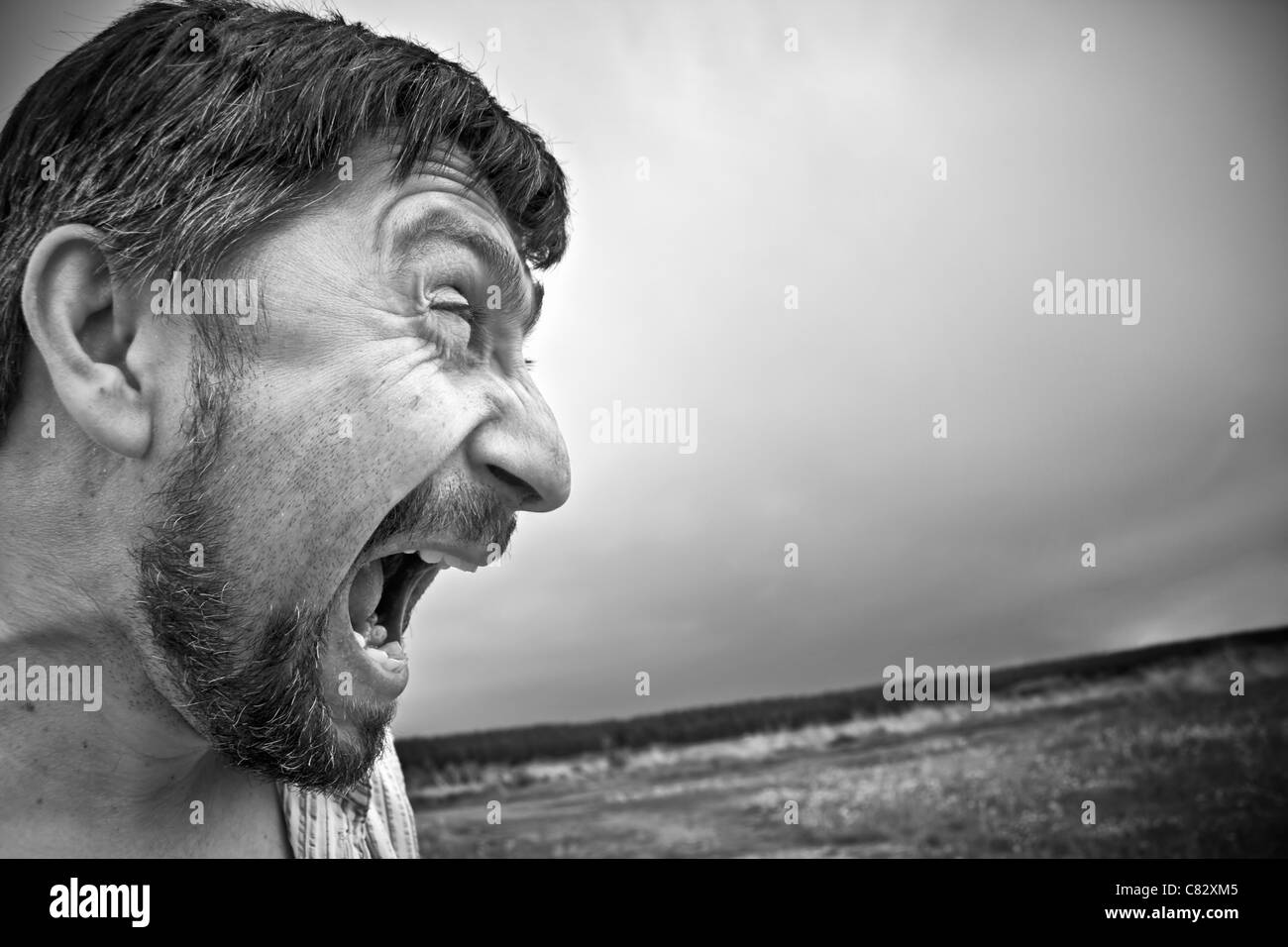 Un aggressivo angry man urlando Foto Stock