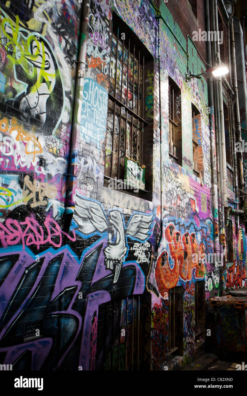 Graffiti copre le pareti sulle strade in più di una moderna forma di arte piuttosto che un segno di atti di vandalismo a Melbourne, Australia. Foto Stock