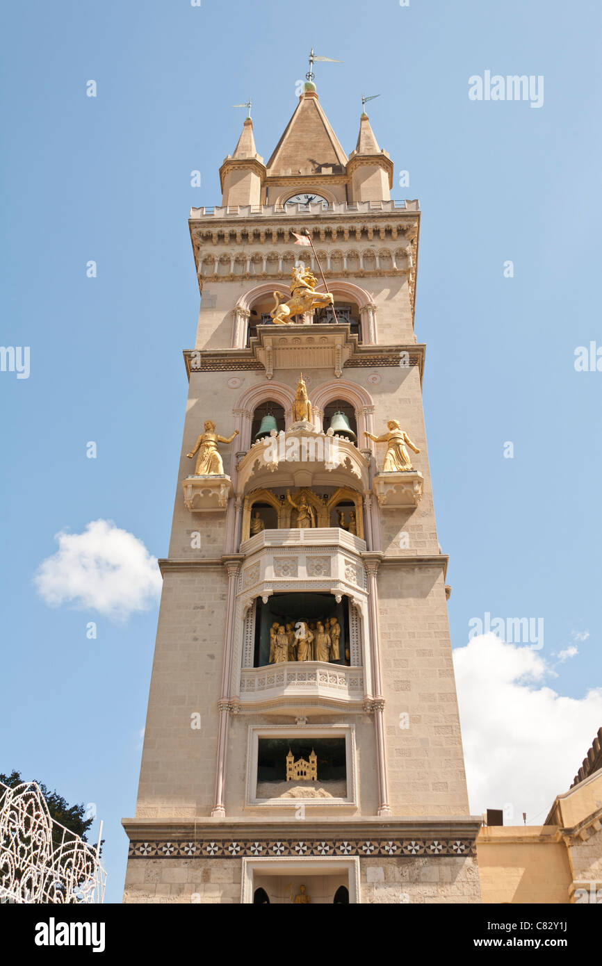Torre dell'orologio, la Cattedrale di Messina, Piazza del Duomo, Messina,  Sicilia, Italia Foto stock - Alamy