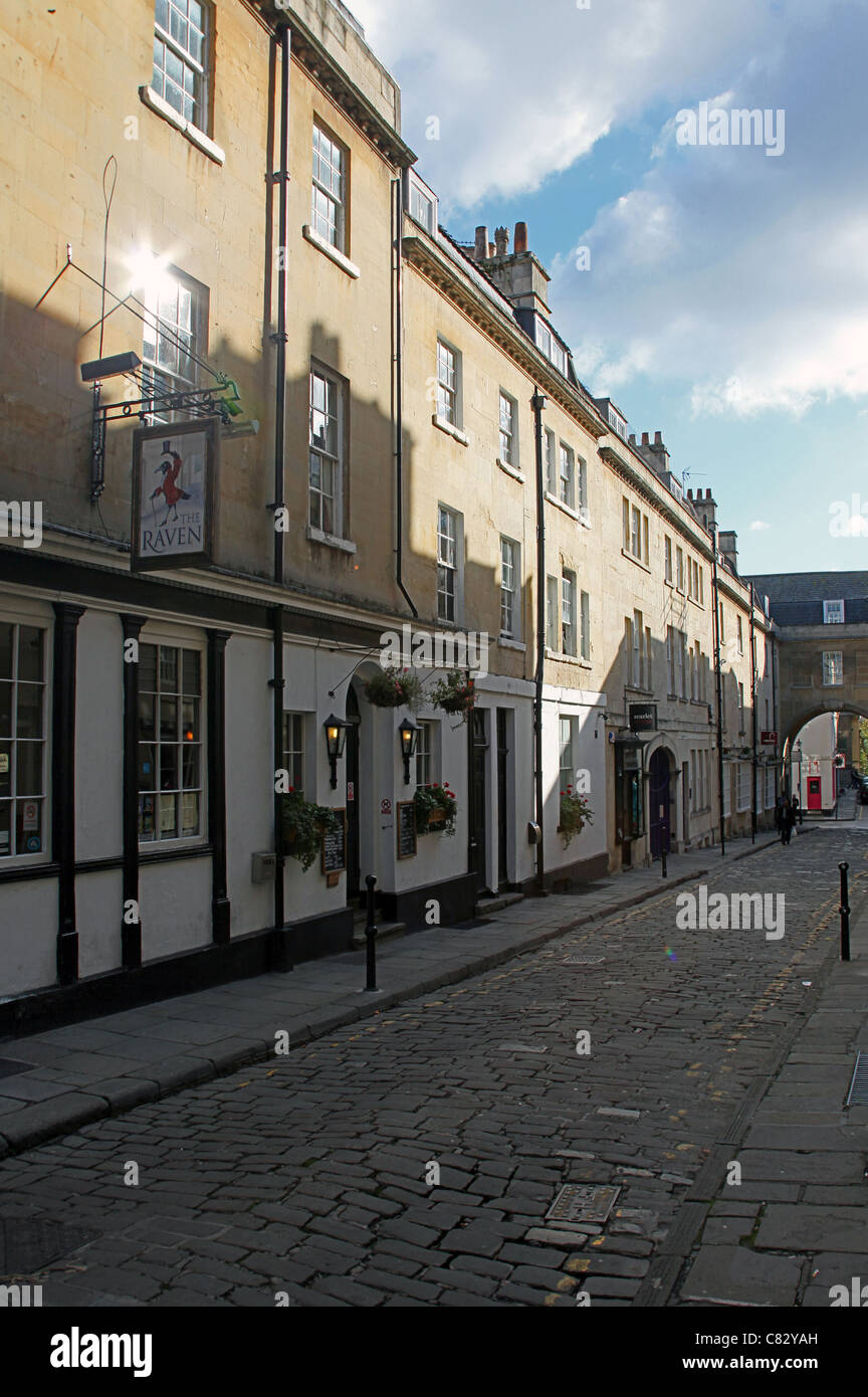 La Raven public house in Queen Street, Bath, N.E. Il Somerset, Inghilterra, Regno Unito Foto Stock