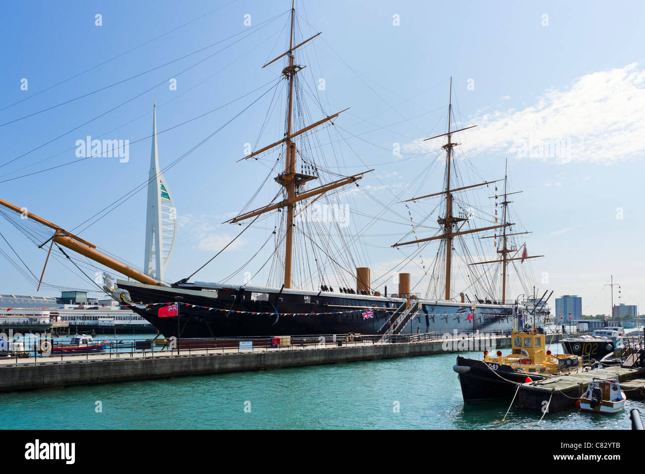 HMS Warrior ( primo ferro da stiro a vapore mondati/vela da warship1860) con Spinnaker Tower dietro, Portsmouth Historic Dockyard, REGNO UNITO Foto Stock