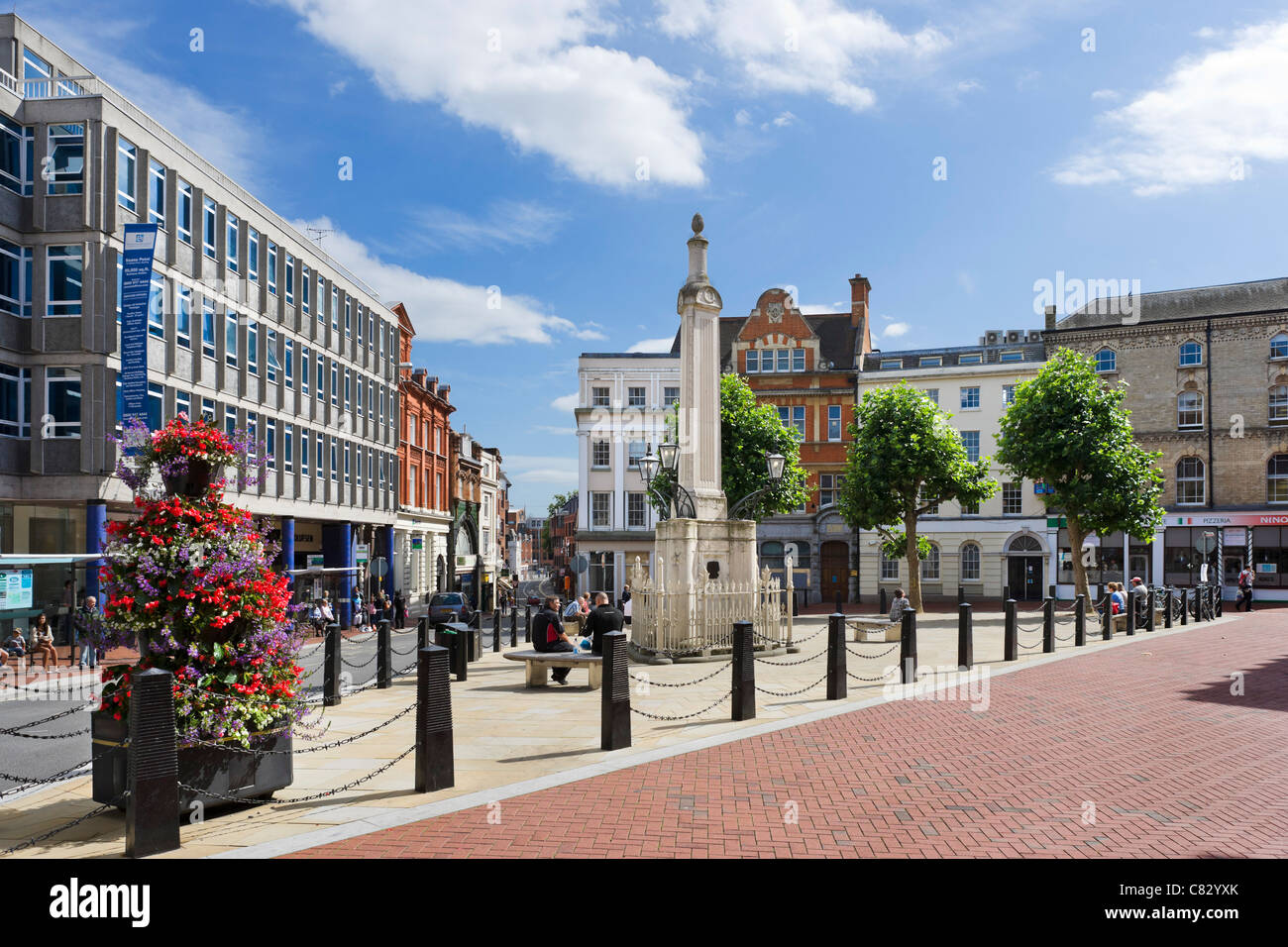 La Piazza del Mercato nel centro della città, Reading, Berkshire, Inghilterra, Regno Unito Foto Stock