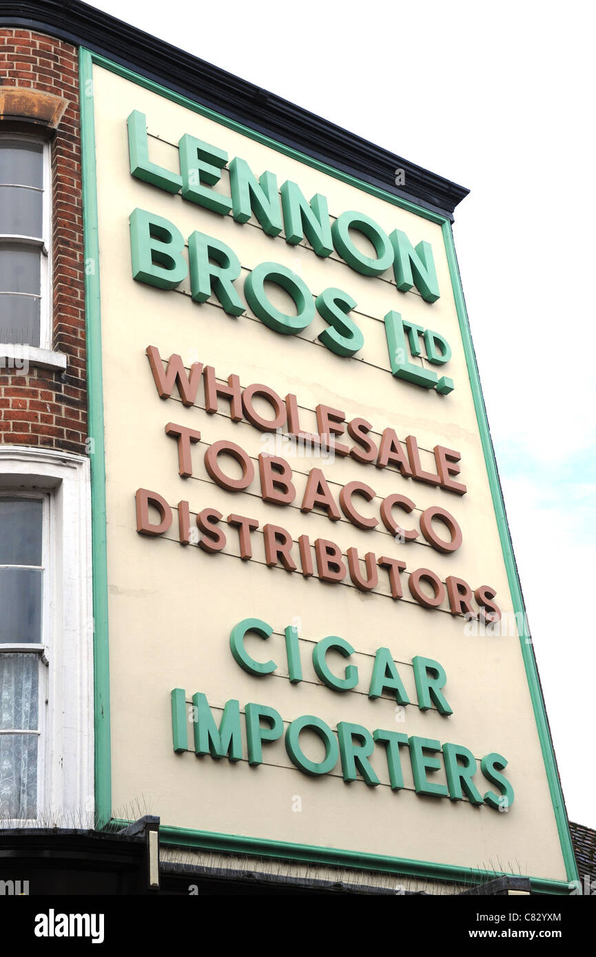Il vecchio segno di marketing per Lennon Bros Ltd commercio all'ingrosso di tabacco e di importatori di sigari a Rugby nel Warwickshire England Regno Unito Foto Stock
