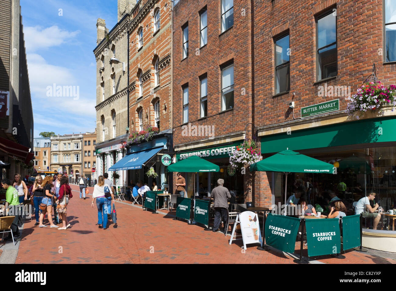 Starbucks Coffee shop burro sul mercato nel centro della città, Reading, Berkshire, Inghilterra, Regno Unito Foto Stock