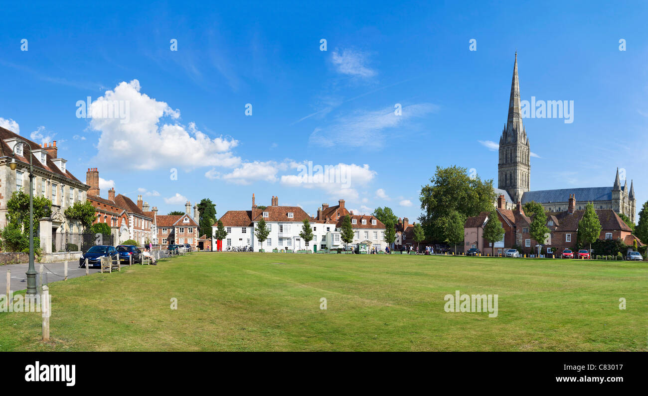 La guglia della Cattedrale di Salisbury da coristi Square, il vicino, Salisbury, Wiltshire, Inghilterra, Regno Unito Foto Stock