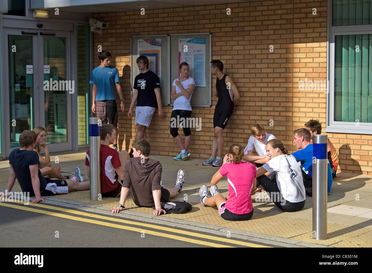 Gli studenti al di fuori dell università di Newcastle al centro sportivo, Newcastle upon Tyne, Tyne and Wear, England, Regno Unito Foto Stock