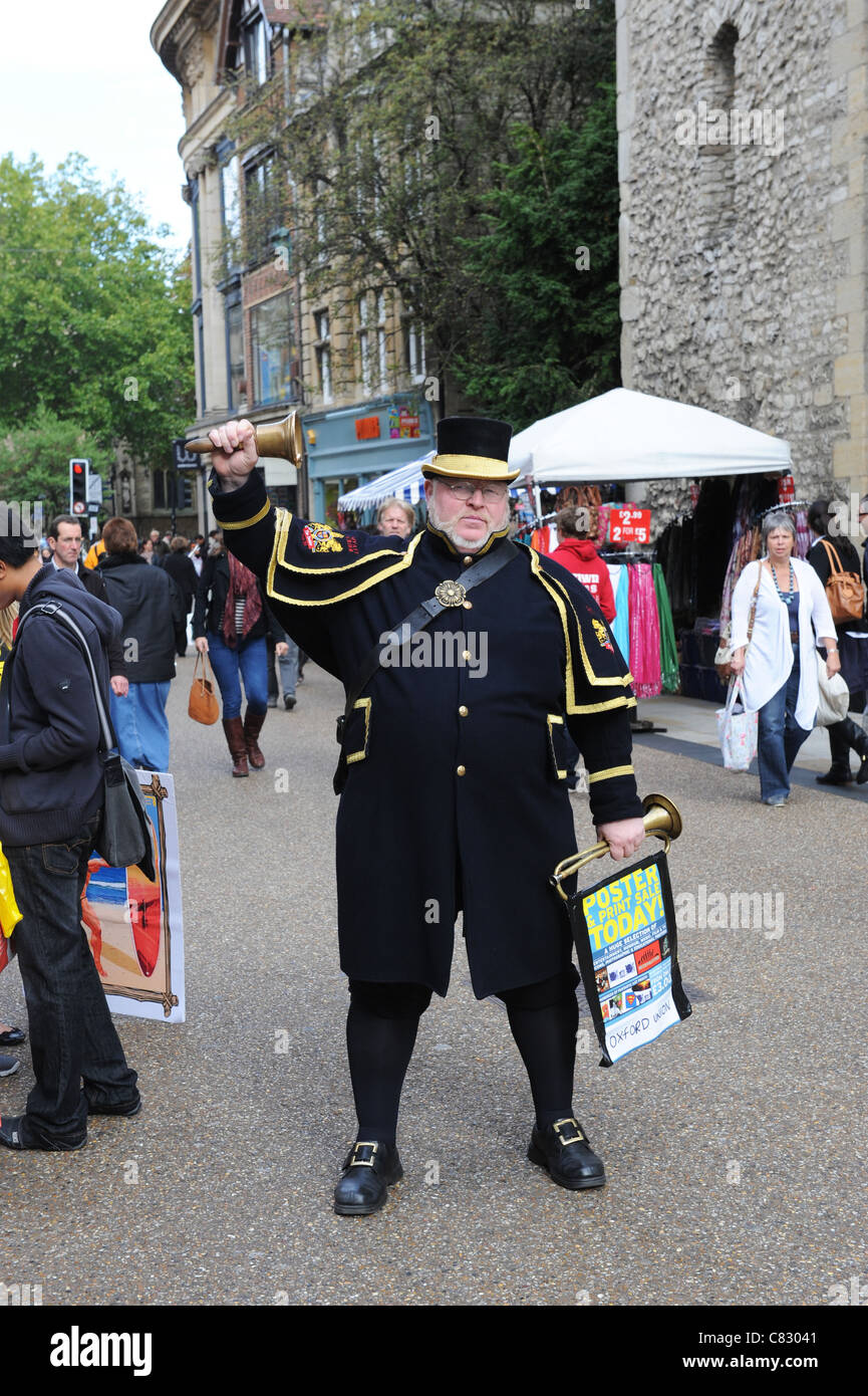 Alan Myatt Town Crier Toastmaster e carattere a tema attore in Oxford City Centre Foto Stock