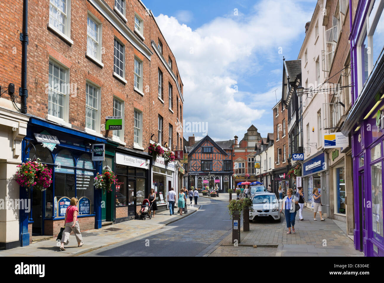 I negozi di High Street nel centro della città, Shrewsbury, Shropshire, Inghilterra, Regno Unito Foto Stock
