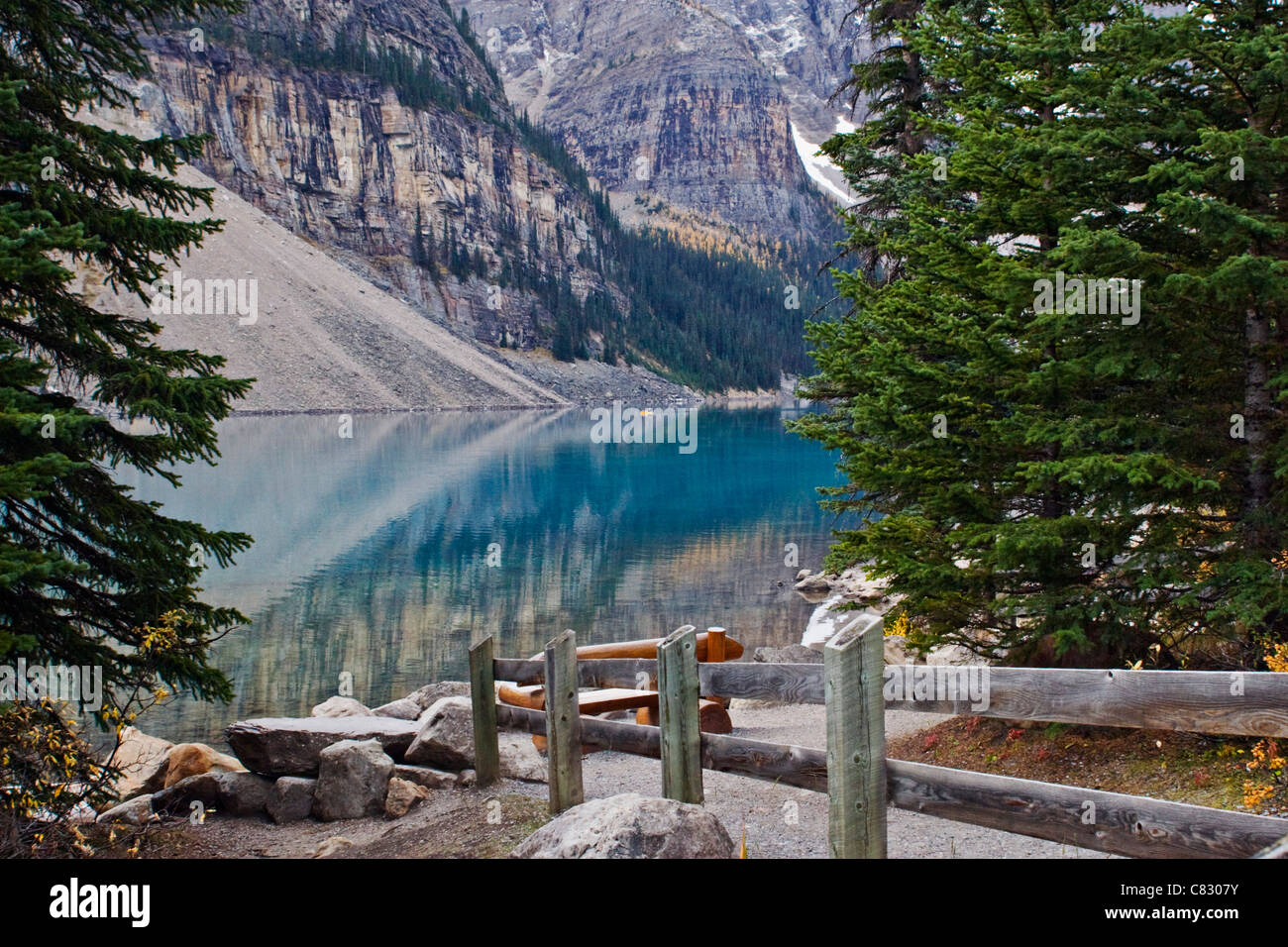 La passerella e ringhiera intorno al Lago Moraine nel Parco Nazionale di Banff Alberta Canada Foto Stock