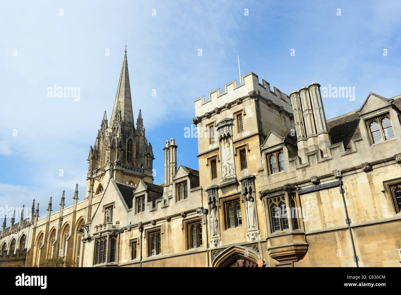 Università guglia della chiesa di Santa Maria Vergine sulla High Street e All Souls College di Oxford Inghilterra Regno Unito Foto Stock