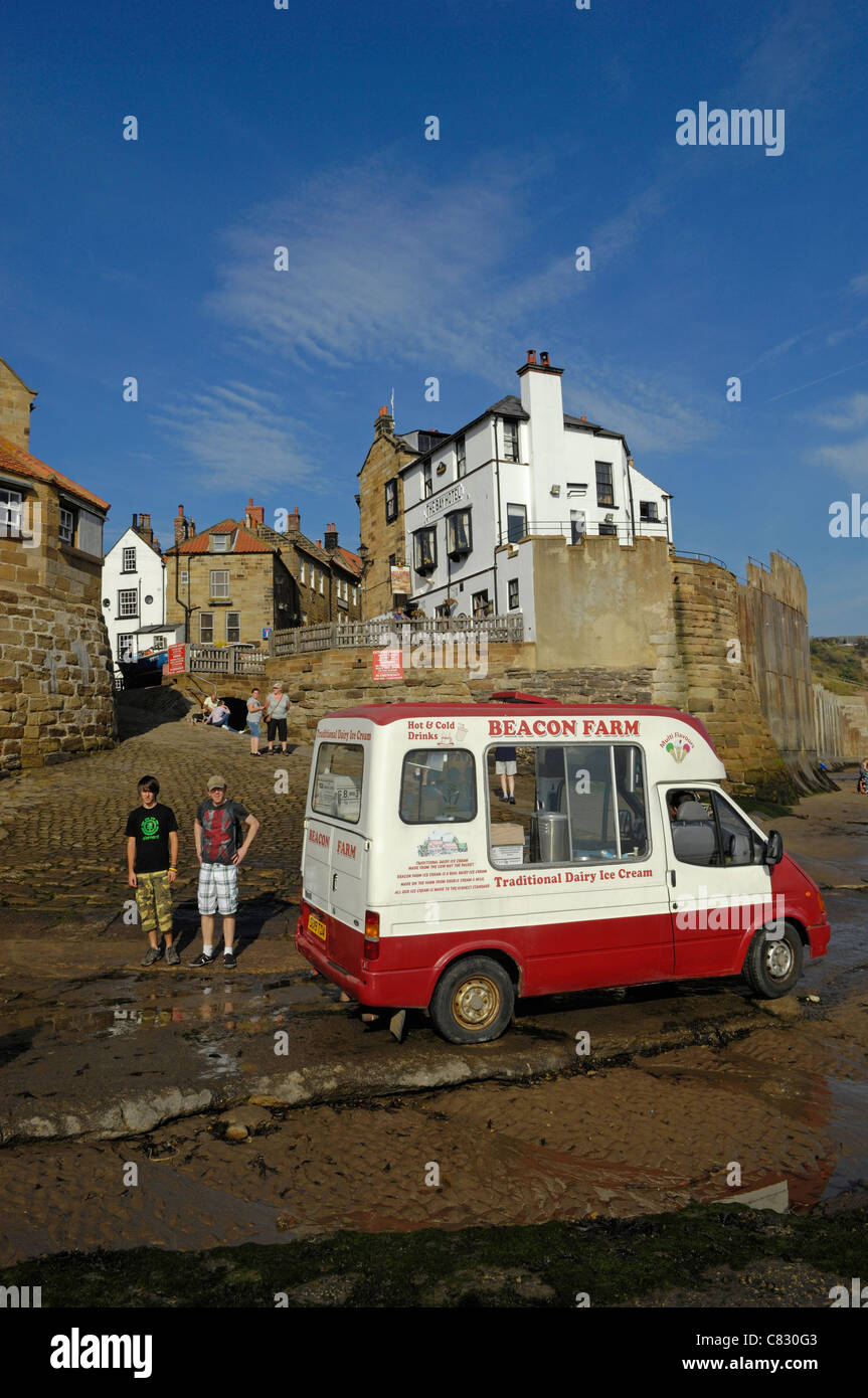 Il gelato in vendita da un furgone mobile sulla costa a Robin cappe bay Yorkshire, Inghilterra, Regno Unito Foto Stock